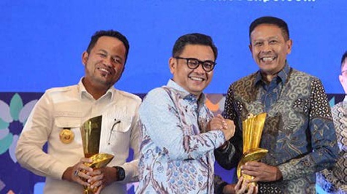 APRESIASI: Wali Kota Malang Wahyu Hidayat (kanan) menerima penghargaan IHYA 2025 dari Gubernur Lemhannas TB Hasan Ace Hasan Sadzily kemarin.