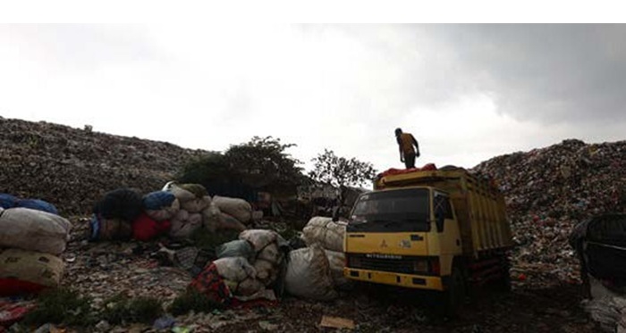 MENGGUNUNG: Sampah jenis anorganik menumpuk di TPA Supit Urang kemarin. Pemkot mengusulkan timbunan sampah lama dimanfaatkan untuk PSEL.