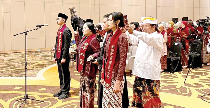 SIAP MENGABDI: Perwakilan mahasiswa FKIP UMM menjalani sumpah profesi PPG Calon Guru Gelombang 2 Tahun 2024 di Hotel Grand Mercure Malang Mirama.