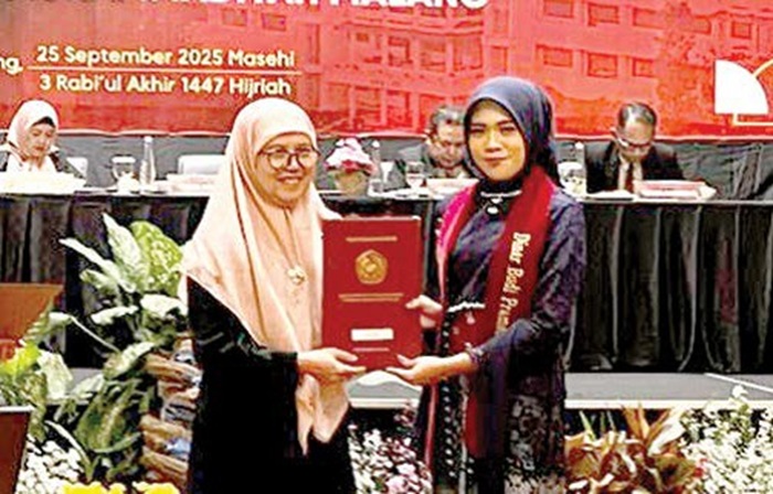 JADI GURU PROFESIONAL: Wakil Dekan II FKIP UMM Prof Dr Abdulkadir Rahardjanto MSi menyerahkan sertifikat profesi PPG kepada seorang mahasiswa.