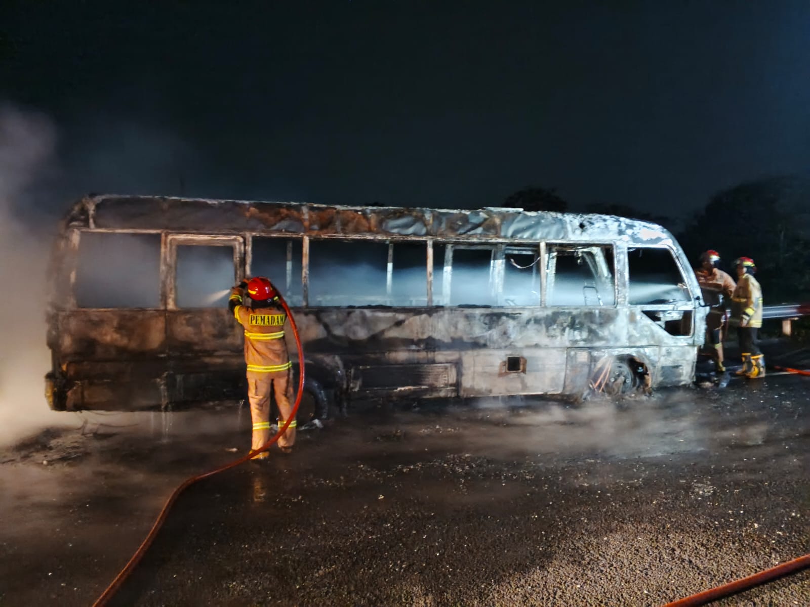 Kondisi bangkai elf yang hangus terbakar di Tol Singosari pada Jumat petang (26/9). (Damkar Kabupaten Malang for Radar Malang)