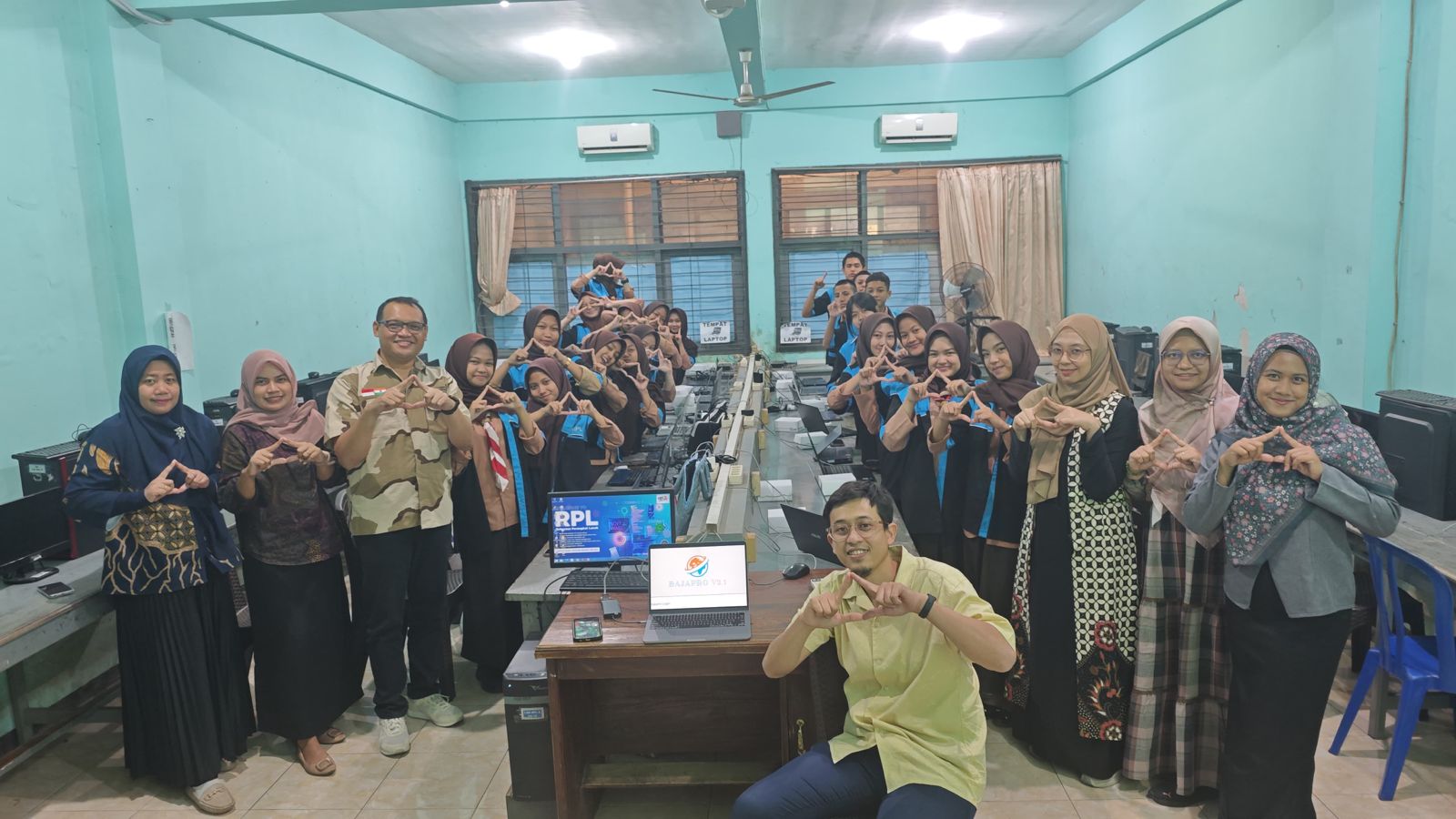 SOSIALISASI DAN PELATIHAN: Siswa SMK Negeri 6 Malang mendapat pelatihan penggunaan platform BAJAPRO yang dikembangkan dosen Politeknik Negeri Malang, Kamis lalu (11/9). (POLINEMA FOR RADAR MALANG)
