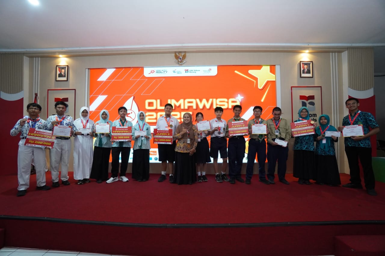 INOVATIF : Penyerahan hadiah kepada seluruh pemenang lomba dalam rangkaian Dies Natalis ke-33 SMK Telkom Malang.