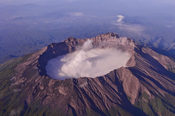MENANTANG: Gunung Raung, salah satu gunung tertinggi di Jawa Timur dengan panorama alam menakjubkan.