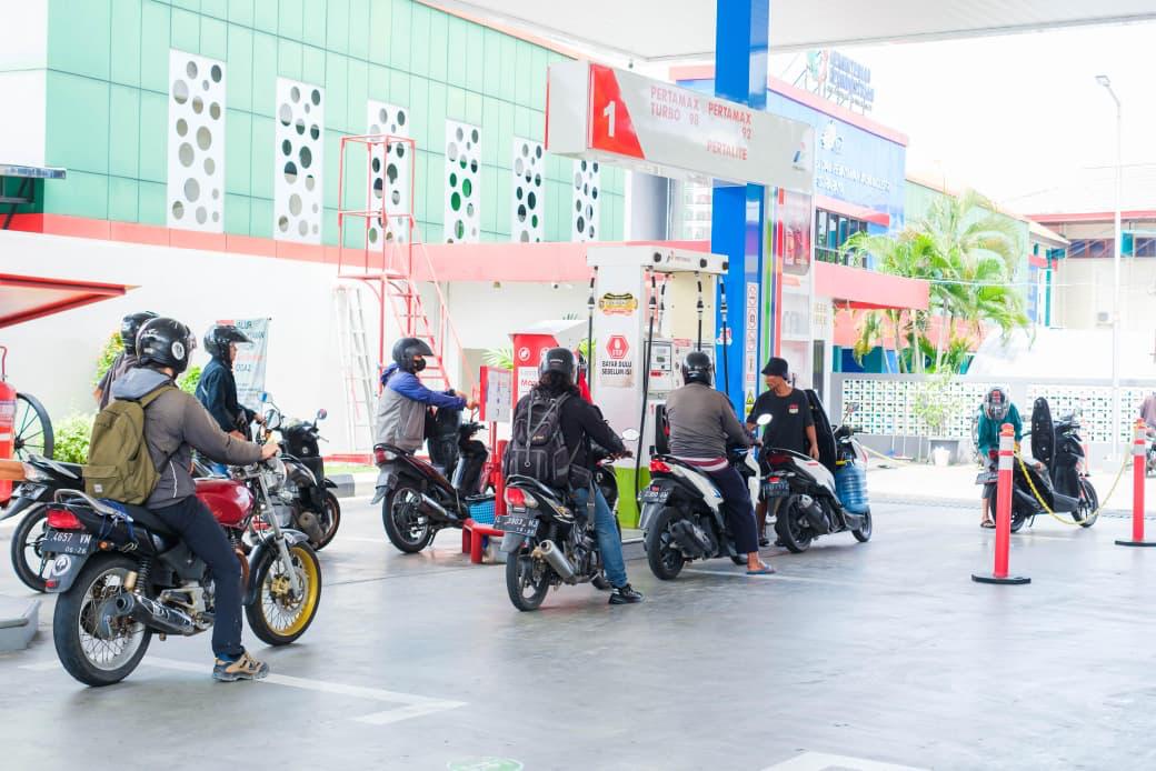 NORMAL: Antrean di salah satu SPBU Pertamina.