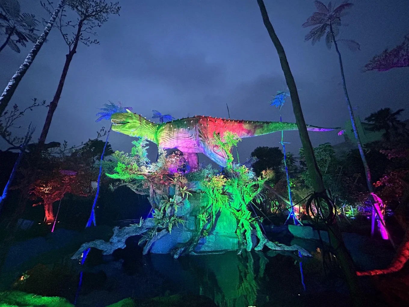 ASYIK: Malang Night Paradise menghadirkan suasana meriah dengan Taman Lampion, Taman Dinosaurus, hingga berbagai wahana permainan yang menarik untuk semua usia.