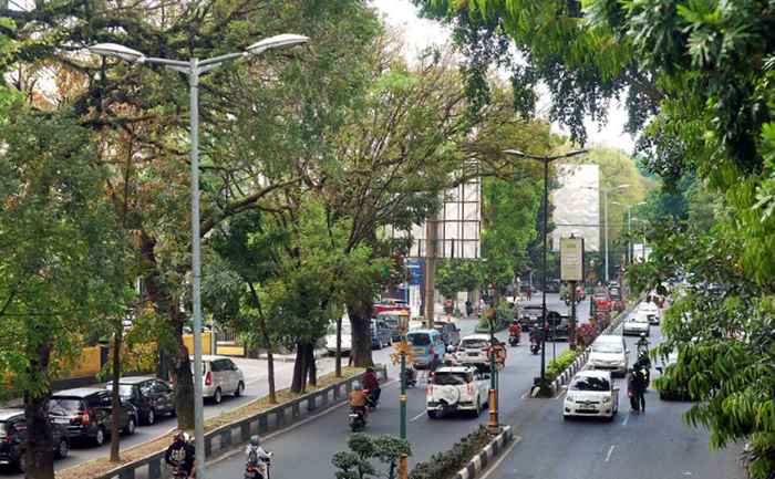 ANGGARAN TERBATAS: Jumlah PJU di Jalan Jaksa Agung Suprapto, Klojen sudah cukup ideal. Hal serupa belum berlaku di wilayah lain.