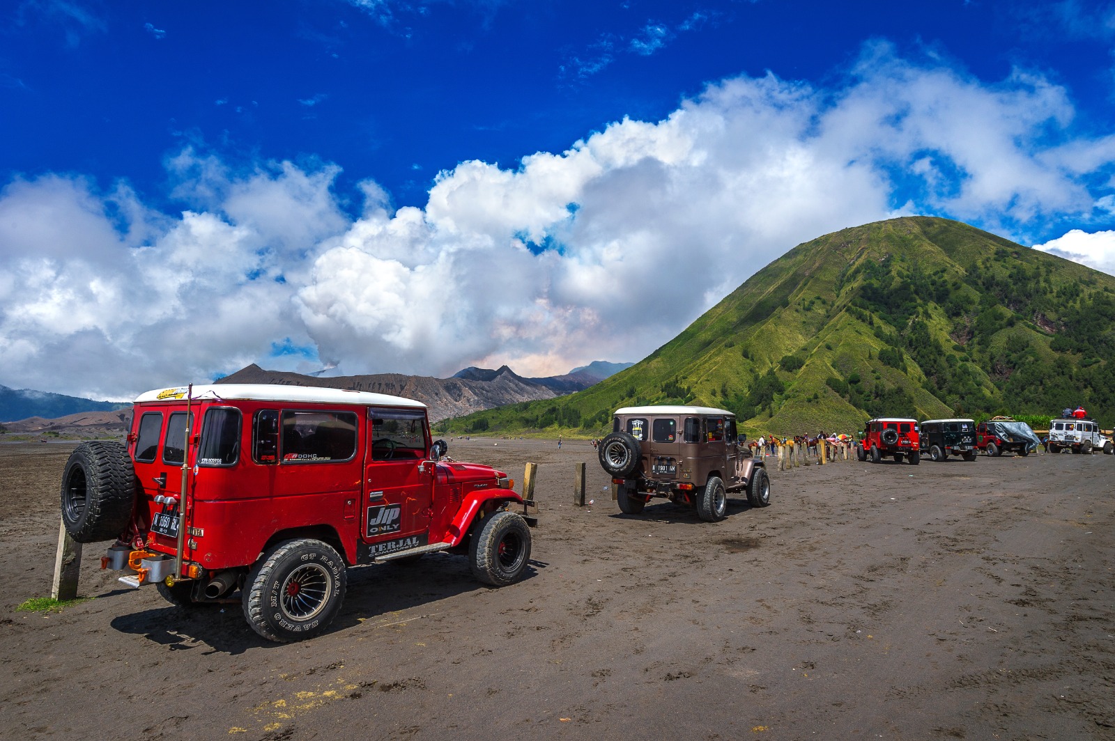 WAJIB DIKUNJUNGI: Gunung Bromo, ikon wisata Jawa Timur dengan panorama kawah dan lautan pasir yang menakjubkan.