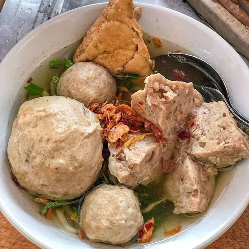 ENAK: Bakso daging sapi dengan kuah yang nikmat
