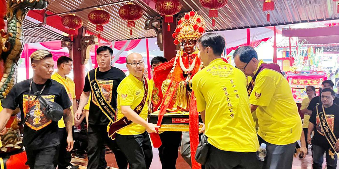 DISAMBUT: Arca Kong Tek Cun Ong dari Kelenteng Yue Yang Tang, Semarang tiba di Kelenteng Eng An Kiong, kemarin siang. Selain arca, ada ribuan tamu yang bakal hadir dalam perayaan 200 tahun Kelenteng.
