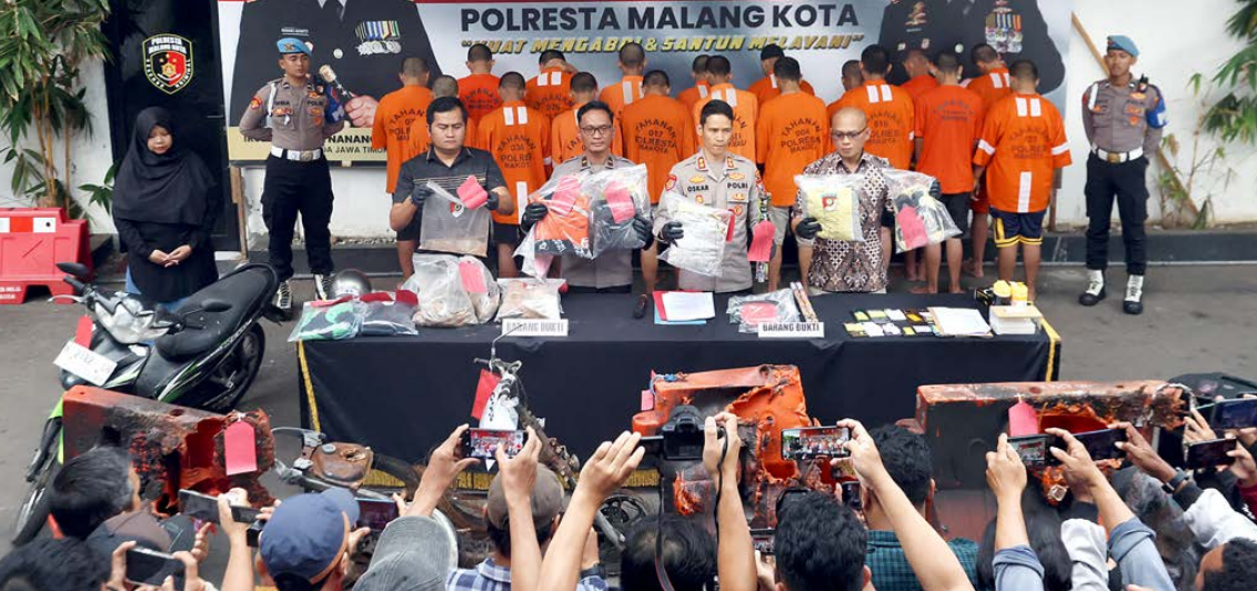 DITINDAK: Polresta Malang Kota menunjukkan sejumlah barang bukti dan 18 tersangka demonstran anarkis, kemarin.