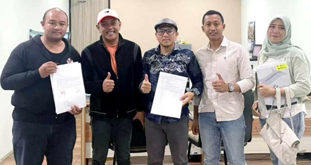 SELESAI: Perwakilan pekerja, PT Kasih Karunia Sejati (EMBA Jeans), dan DPMPTSP Kota Malang foto bersama setelah menandatangani perjanjian bersama, kemarin (26/9).