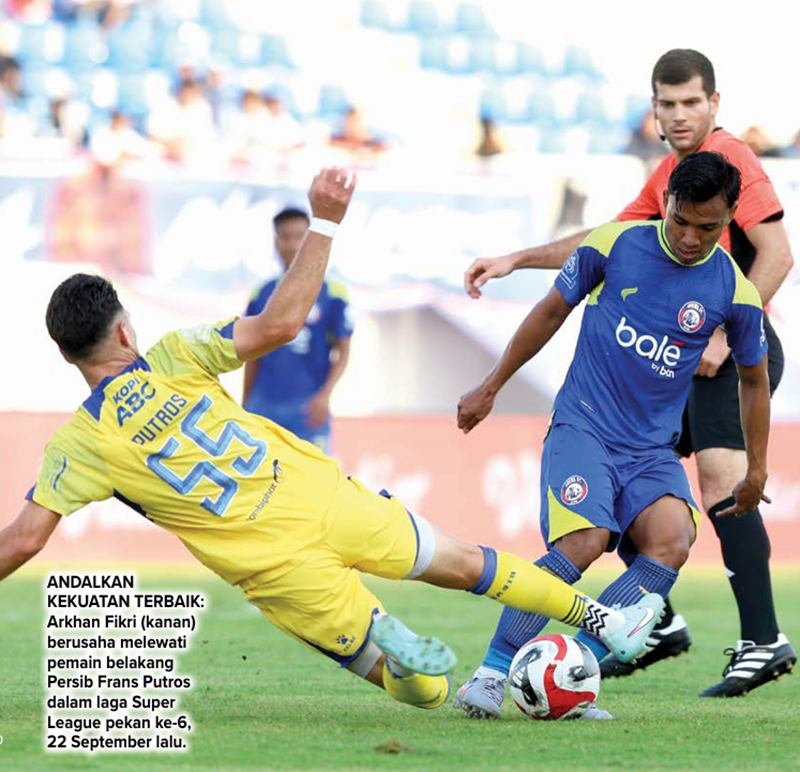 ANDALKAN KEKUATAN TERBAIK: Arkhan Fikri (kanan) berusaha melewati pemain belakang Persib Frans Putros dalam laga Super League pekan ke-6, 22 September lalu.
