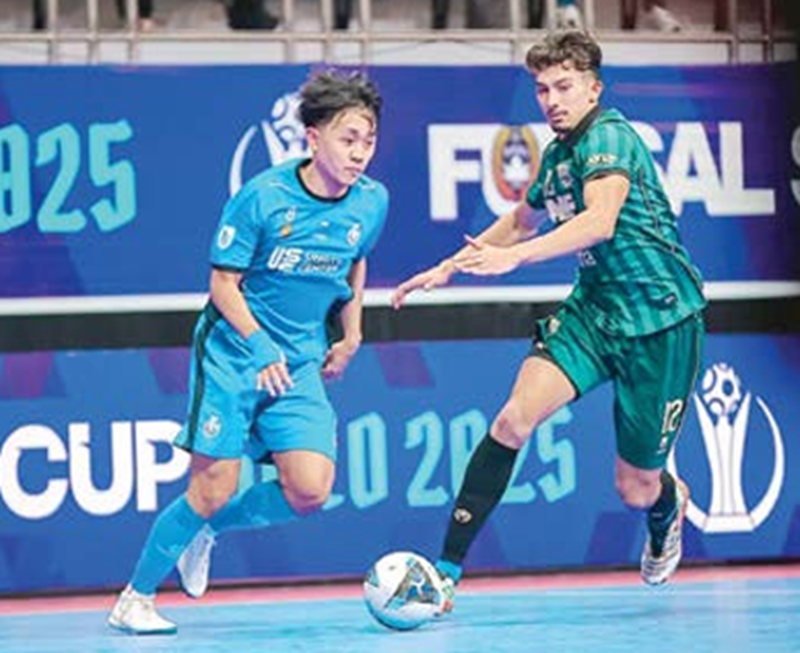 INGIN BANGKIT: Ala Unggul FC Malang Adam Ahlan berusaha melewati pemain Cosmo JNE dalam laga Super Cup di GOR Indoor Manahan, Solo.