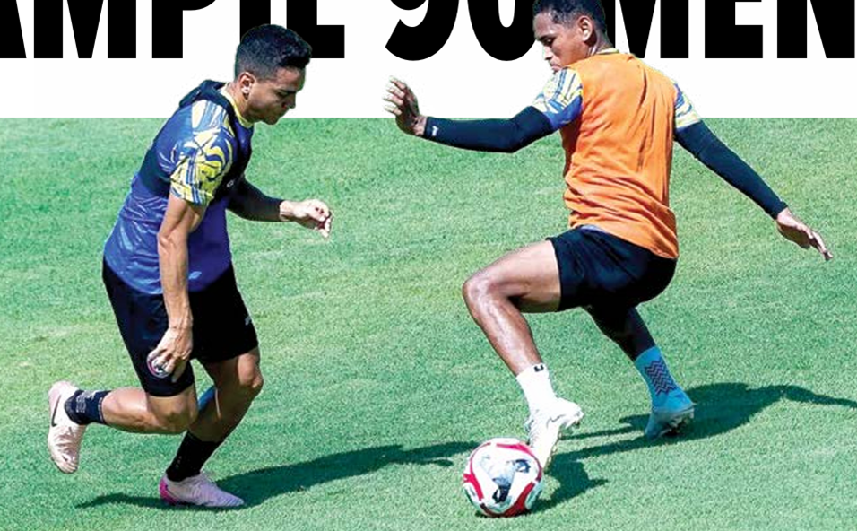 BUTUH WAKTU: Gelandang serang Arema FC Valdeci Moreira (kiri) berhasil melewati Iksan Lestaluhu dalam sesi latihan internal game di Stadion Kanjuruhan.