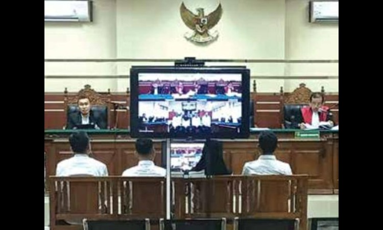 RASUAH: Empat terdakwa kasus korupsi kredit fiktif di bank pelat merah area Kepanjen menjalani sidang di PN Tipikor Surabaya, Kamis lalu (25/9).
