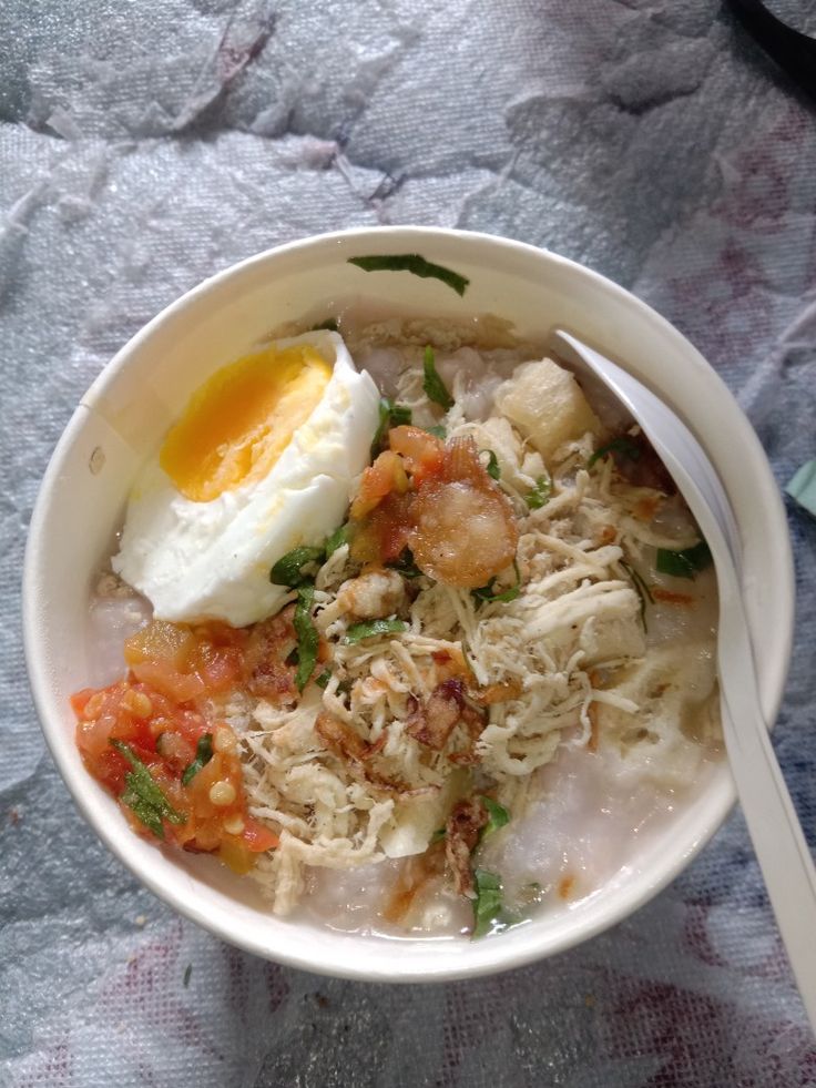 NIKMAT: Semangkuk bubur hangat di pagi hari, bikin perut nyaman dan hati tenang.