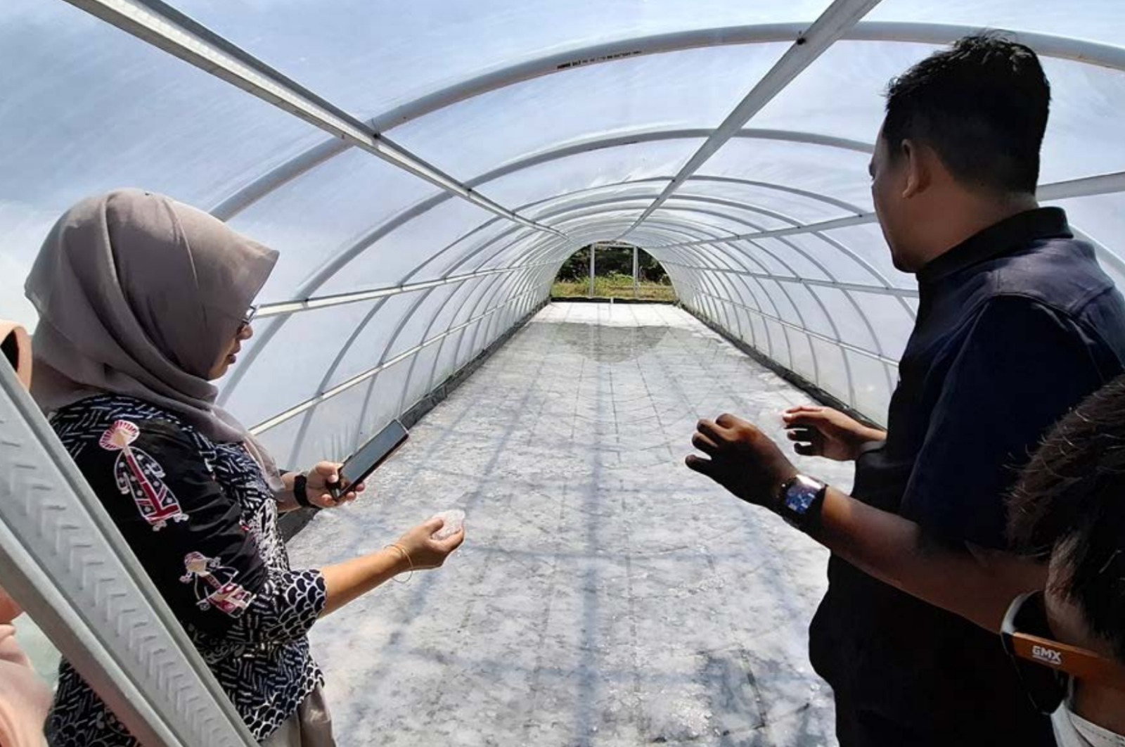 PRODUK LOKAL: Tim dari pemkab malang dan PT Garam meninjau proses pembuatan garam di Modangan, Desa Sumberoto, Kecamatan Donomulyo.