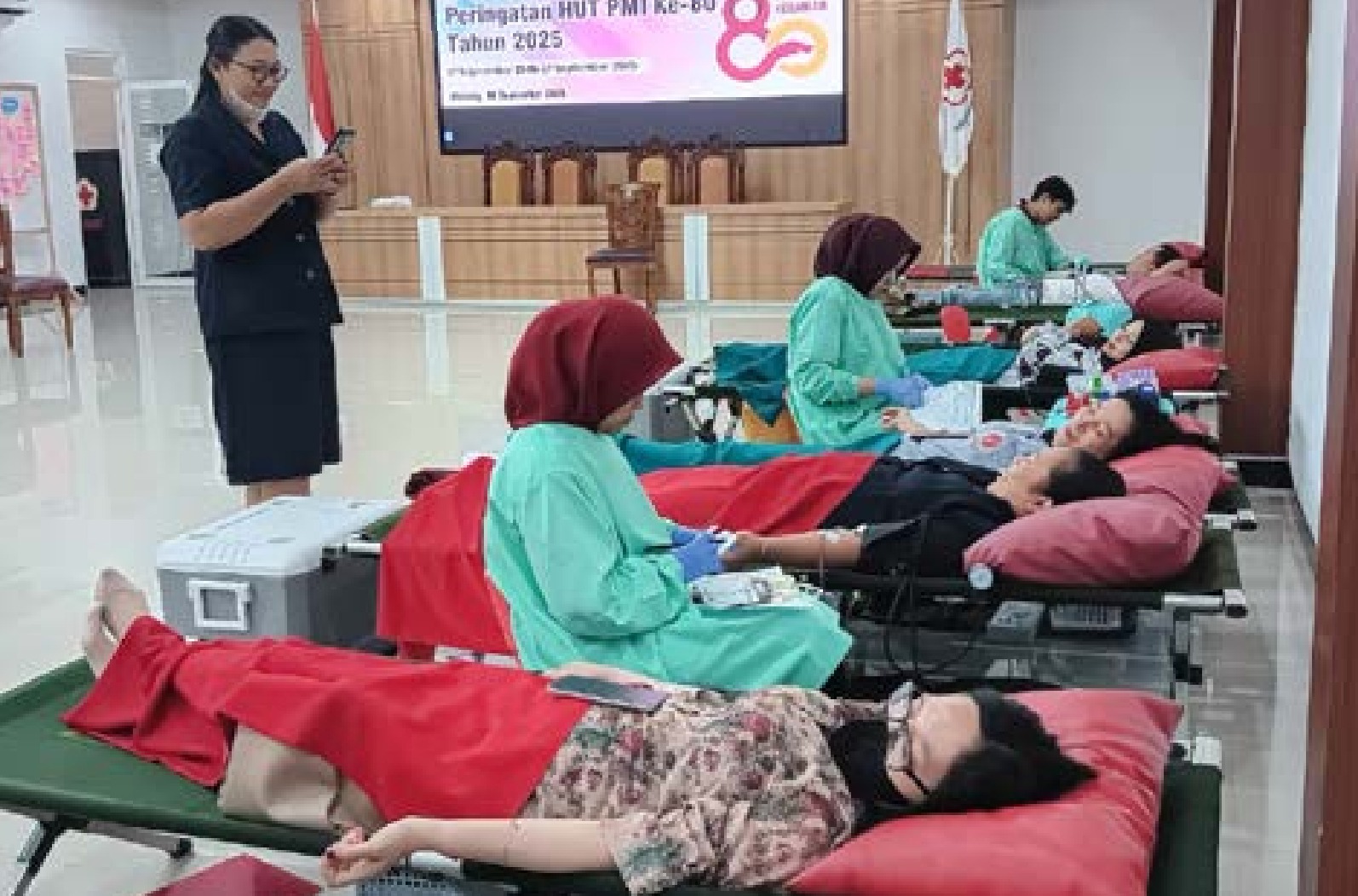 PERSEDIAAN AMAN: Warga Malang mendonorkan darah di UTD PMI Kabupaten Malang, Jalan Panji, Desa Penarukan, Kecamatan Kepanjen kemarin.