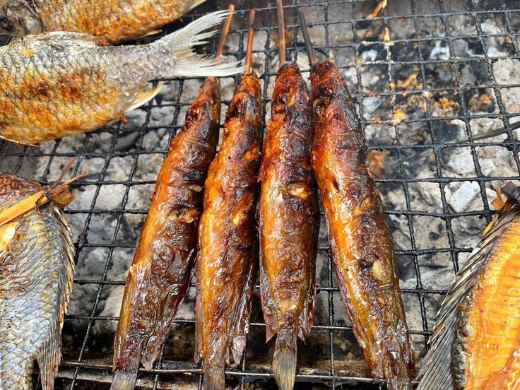 AROMA KHAS: Deretan ikan asap siap dibakar di warung sederhana, aromanya menggoda selera sejak dari kejauhan.