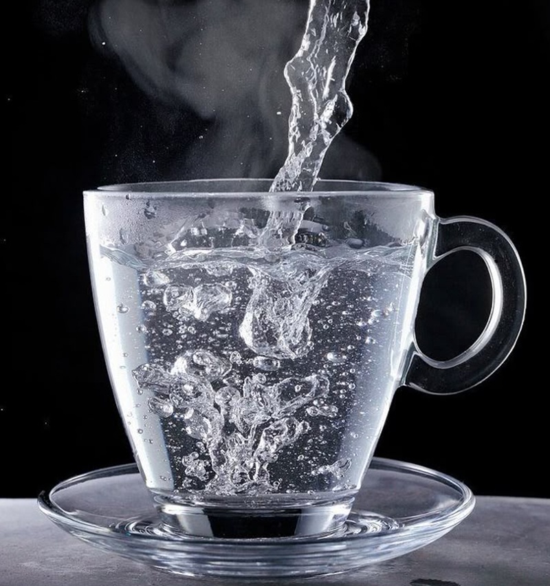 Segelas air hangat dengan berbagai manfaat