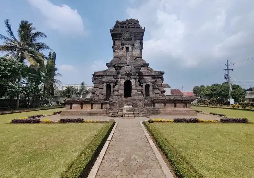 Candi Singosari menyimpan sejarah kerajaan kuno. Warga dan wisatawan Malang dapat menelusuri jejak kejayaan masa lampau di situs bersejarah ini.