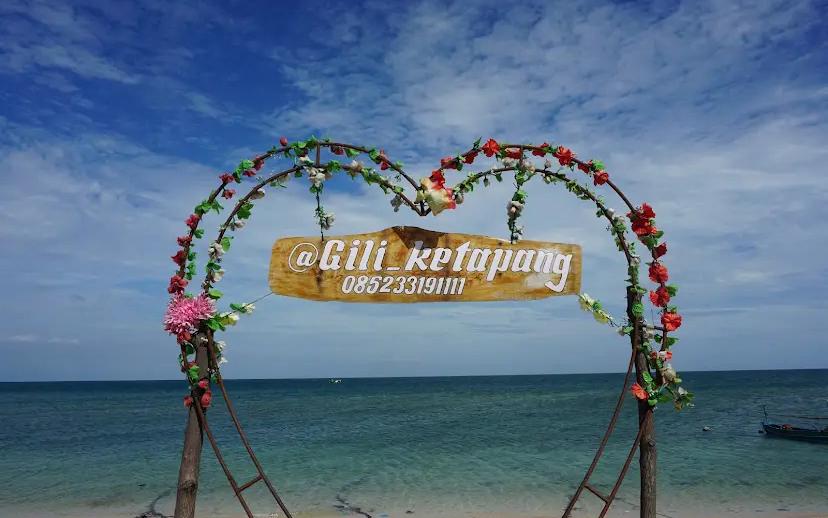 Gili Ketapang menawarkan pesona bawah laut yang memikat. Pulau eksotis dekat Malang ini jadi favorit untuk snorkeling.