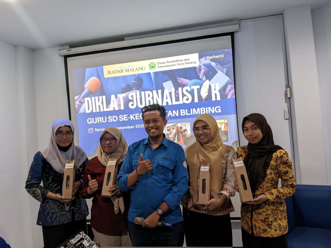TERBAIK: Hadiah eksklusif untuk empat penulis terbaik saat Diklat Jurnalistik Guru se-Kecamatan Blimbing, Senin (29/9).
