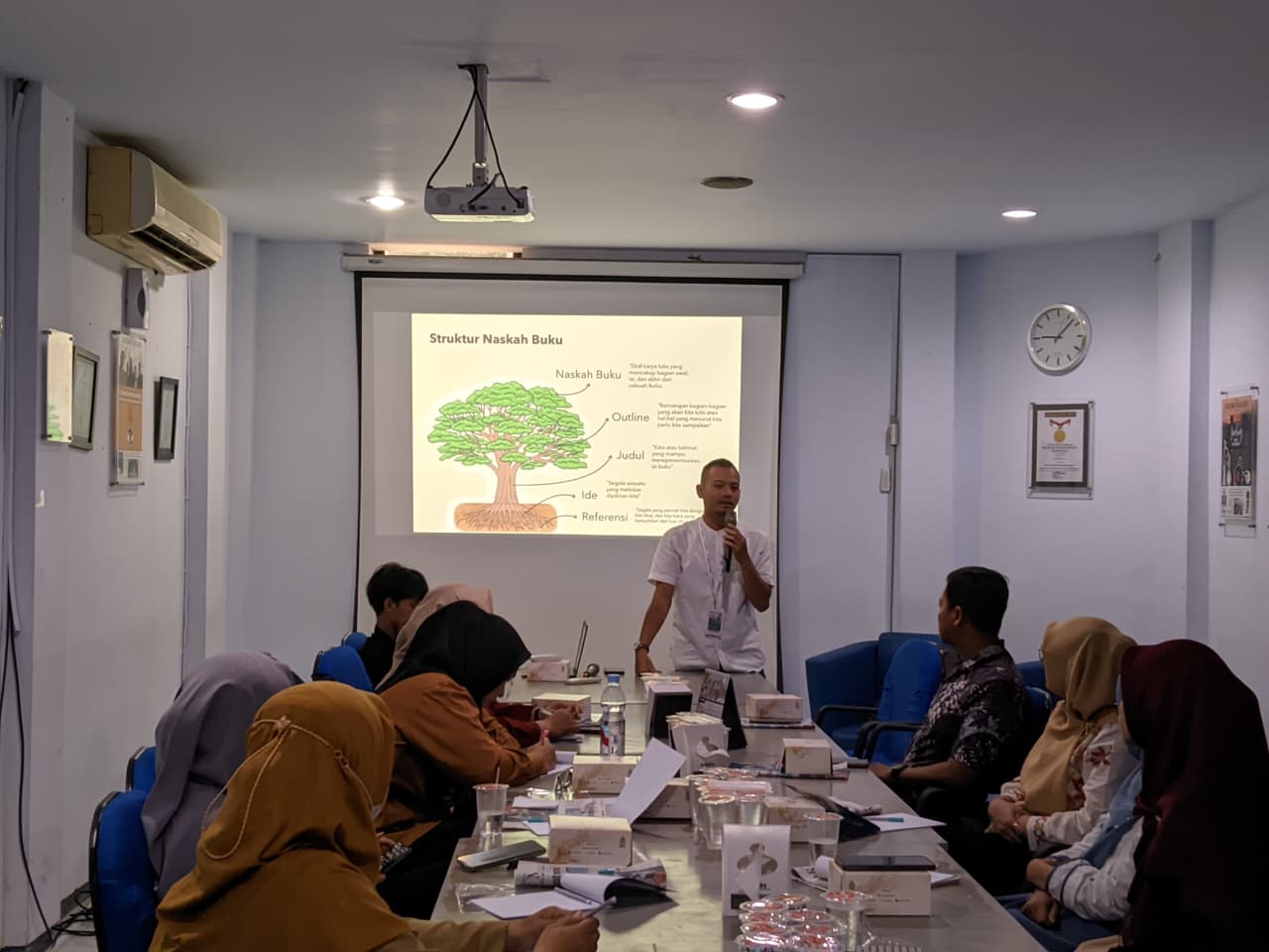 FOKUS: Pemberian materi untuk membuat buku antologi dari Direktur PT Cita Intrans Selaras Wawan Sulthon Fauzi MPd (berdiri) di Kantor Jawa Pos Radar Malang.