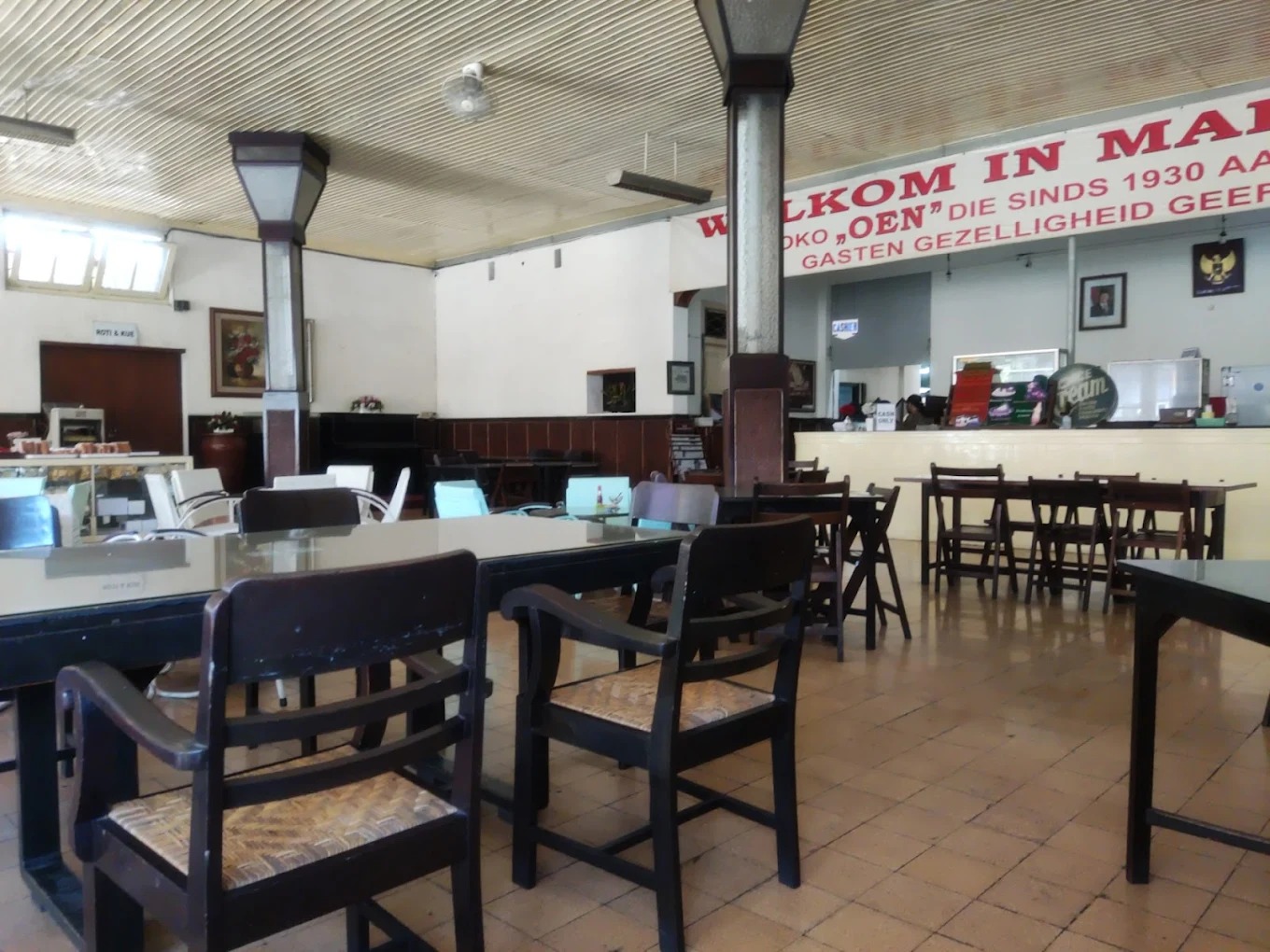 NOSTALGIA: Toko Oen yang sudah hadir sejak era 1930-an dan hingga kini tetap menjadi ikon kuliner kota.