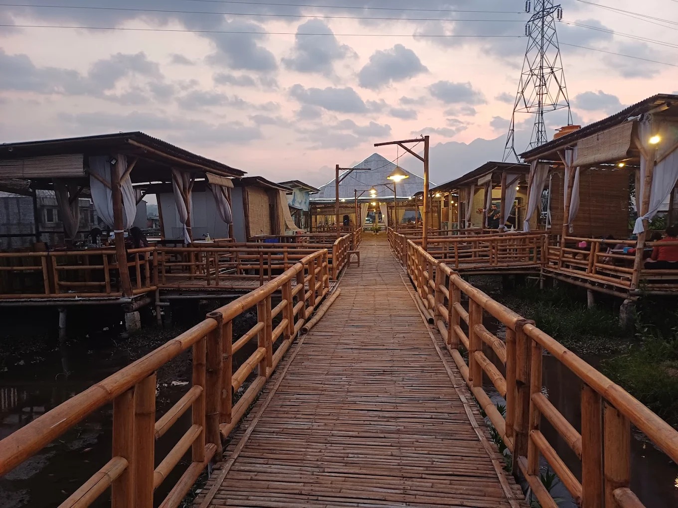 BERKESAN: Waroeng Pring Pethak,  tempat makan yang mengusung konsep tradisional Bali dengan lokasi yang dikelilingi hamparan sawah dan panorama pegunungan.