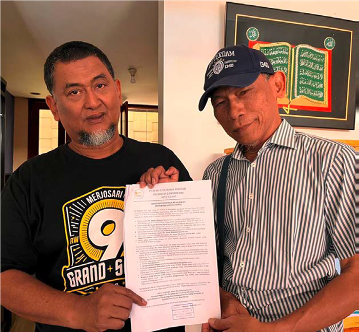 KLARIFIKASI: Ketua RW 09 Wahyu Rendra (kanan) dan Ketua RT 09 Prayoga Subiarto menunjukkan surat aspirasi terkait ulah yang dilakukan Imam Muslimin.