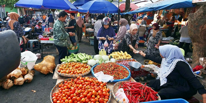 HAMBAT ARUS LALIN: Para pedagang Pasar Kebalen berjualan di ruas Jalan Zaenal Zakse kemarin (28/9). Legislator mendesak Pemkot Malang segera melakukan penertiban.