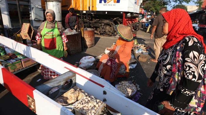 BERBAHAYA: Pedagang Pasar Kebalen buka lapak di sekitar rel kereta.