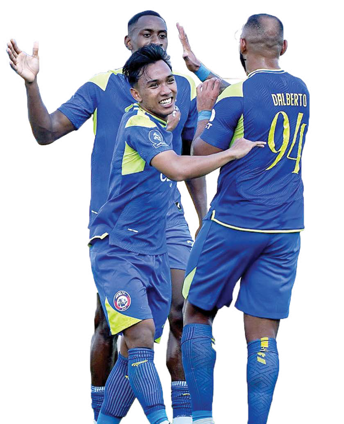 CHEMISTRY KUAT: Arkhan Fikri (kiri) dan Matheus Blade mendapatkan kepercayaan mengisi lini tengah Arema FC di BRI Super League.