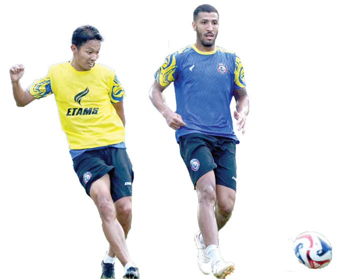 BISA REFRESHING: Dendi Santoso (kiri) melepaskan umpan dalam sesi latihan di ARG Soccer Field, Lawang, beberapa waktu lalu.