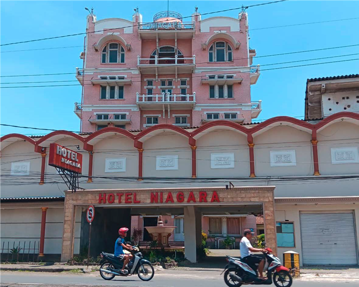 SUMBANG PAD: Pengendara melintas di depan Hotel Niagara, Kecamatan Lawang, kemarin siang.