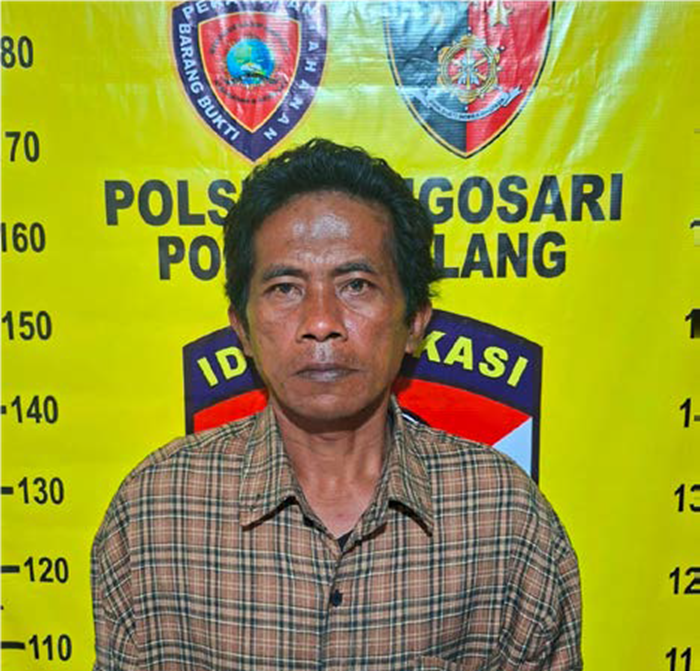 CURI PONSEL: Bahtiyar alias Nanang, 43, setelah diringkus Polsek Singosari pada Jumat (26/9) lalu.