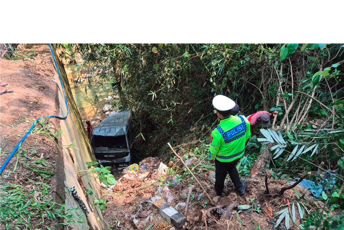 NAHAS: Isuzu Elf yang membawa rombongan pengantin dari Tlogowaru, Kedungkandang, Kota Malang, terperosok ke jurang di area Jembatan Barek, Desa Tumpakrejo, Bantur, kemarin (28/9).