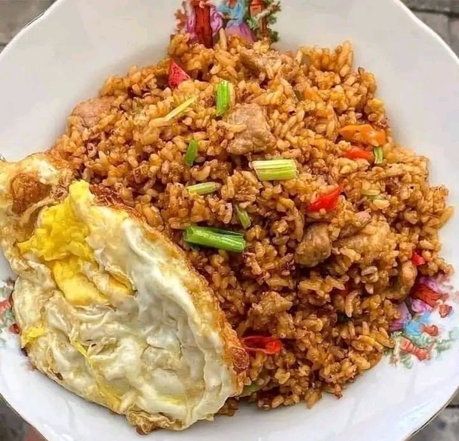 LEZAT: Nasi goreng bumbu medok dengan telur ceplok