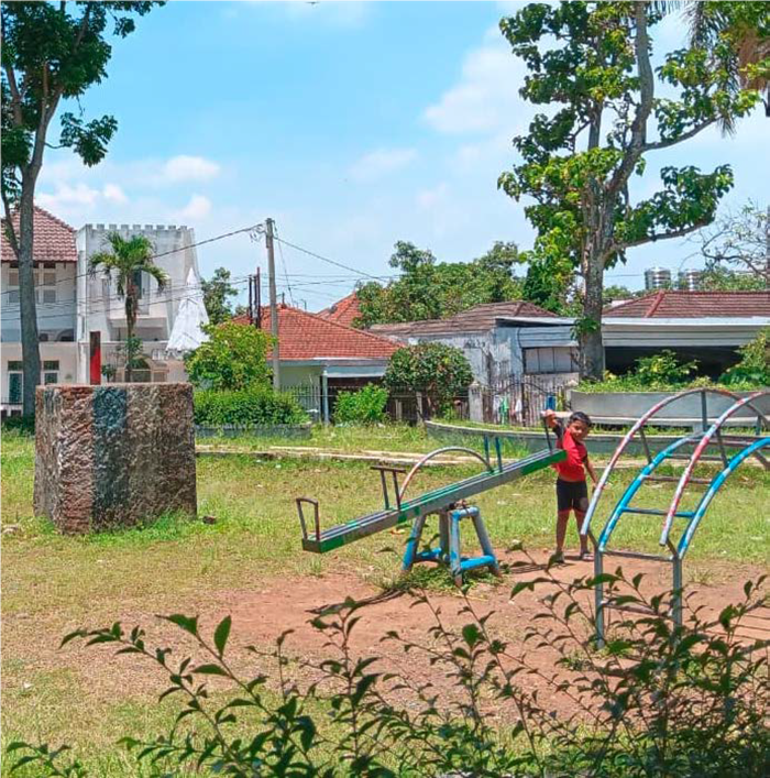 SEDIAKAN WAHANA PERMAINAN: Seorang orang anak  menikmati momentum bermain di Taman Segitiga Lawang,  beberapa waktu lalu.