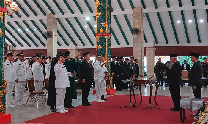 KHIDMAT: Bupati H M. Sanusi (dua dari kanan) melantik Sekda Budiar Anwar dan mengangkat kembali Kadinkes drg Wiyanto Wijoyo di Pendapa Agung Kabupaten Malang Kamis (25/9) lalu.