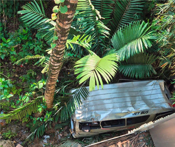 SEGERA DIEVAKUASI: Penampakan Isuzu Elf yang mengalami kecelakaan tunggal di Jembatan Barek, kemarin.