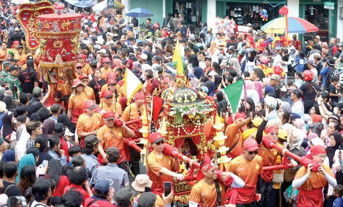 Rombongan kirab adat dan budaya perayaan 200 tahun Kelengteng Eng An Kiong melintasi jalanan Kota Malang pada Sabtu (27/9) lalu.