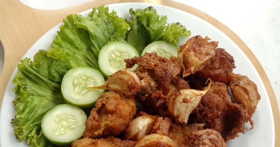PEDAS GURIH: Ayam goreng bawang putih dipadukan dengan sambal sangat nikmat