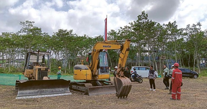 FASILITAS KESEHATAN: Alat berat diterjunkan guna proses pembangunan RS Hermina Kepanjen di Dusun Dawukan, Desa Mojosari, Kecamatan Kepanjen kemarin (29/9).