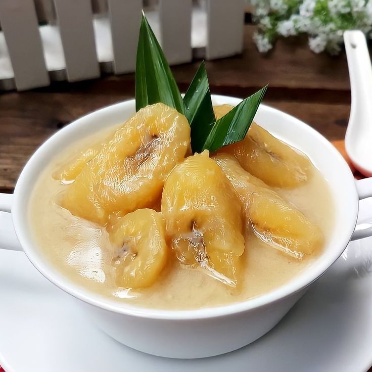HANGAT: Kolak pisang di Malang ini siap nemenin waktu santai dengan rasa manis gurih yang bikin suasana makin adem.