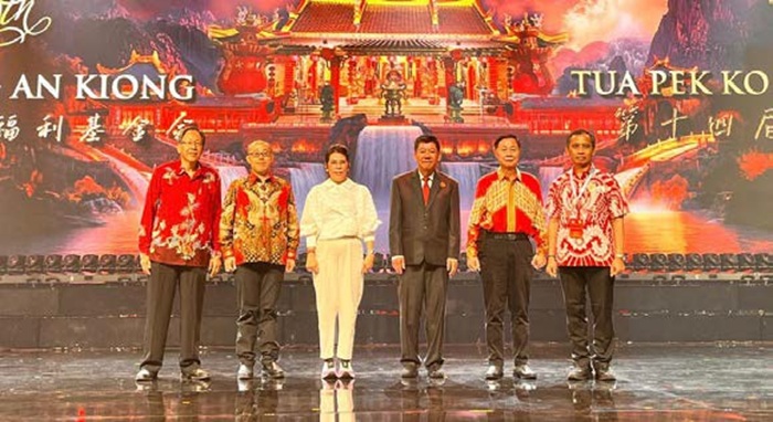 Jajaran petinggi Kelenteng Eng An Kiong dan Bupati Singkawang berfoto bersama di atas panggung.