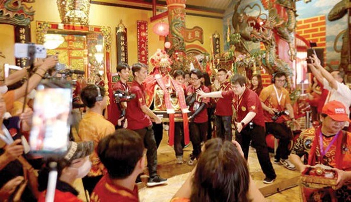 Salah satu rombongan tamu mengantarkan patung dewa mereka menuju Kelenteng Eng An Kiong.