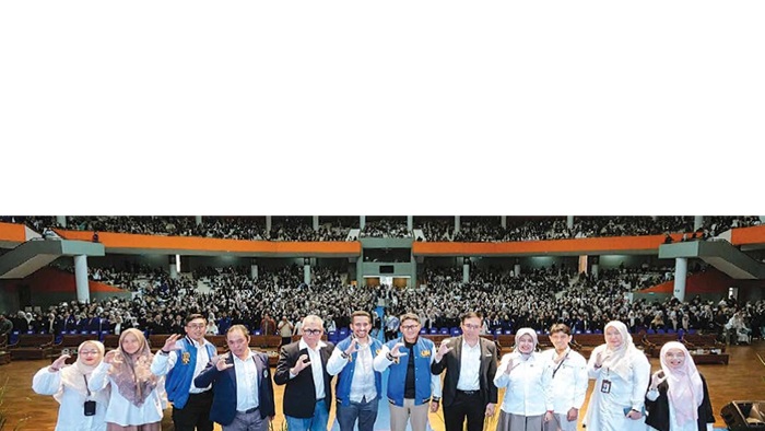 RIBUAN PESERTA: Para narasumber dan tamu undangan foto bersama di atas panggung dengan tampak ribuan peserta yang memadati Graha Cakrawala Universitas Negeri Malang, Senin (29/9/2025).